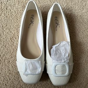 White Flat Women’s Shoes (Size 11W)